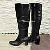 Чорні шкіряні ботфорти на стійкому каблуці, декоровані лакової вставкою, фото 8