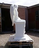 Пам'ятник у вигляді ангела на тумбі з литого каменю, фото 3