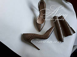 Жіночі коричневі туфлі з натурального пітона