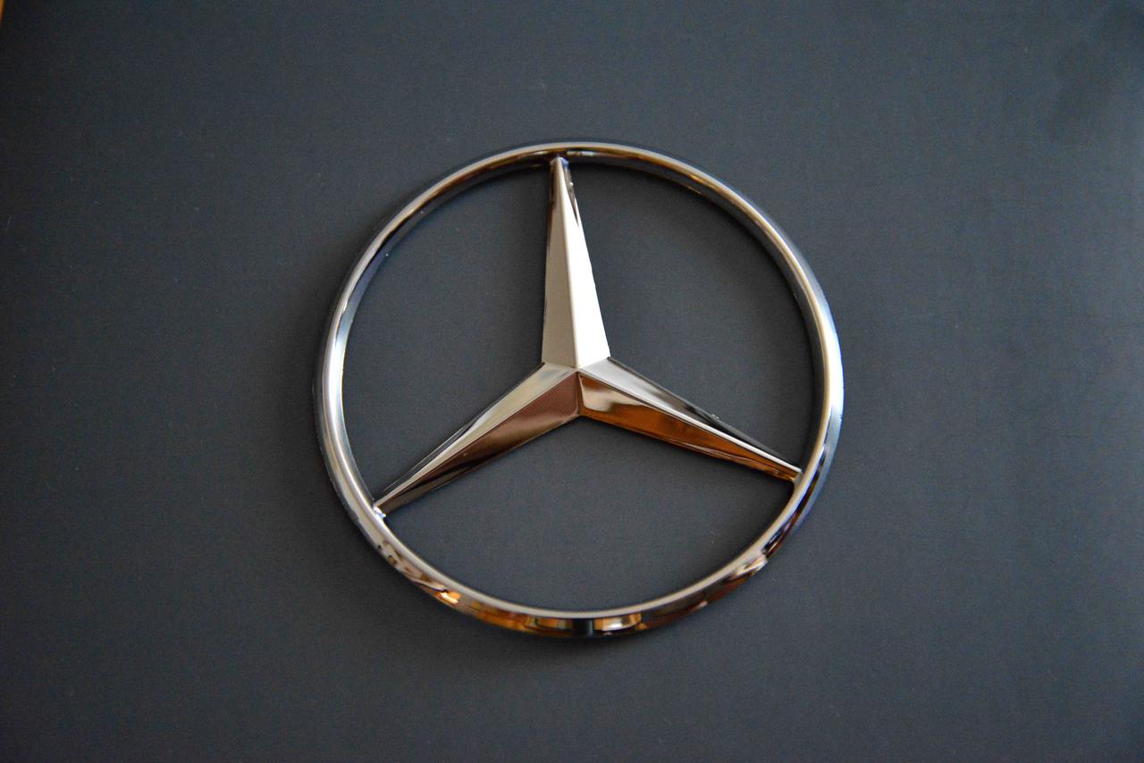 Емблема логотип Mercedes Мерседес 90 мм на багажник хром.