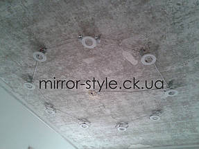 Белый глянцевый натяжной потолок с точечными светильниками 2