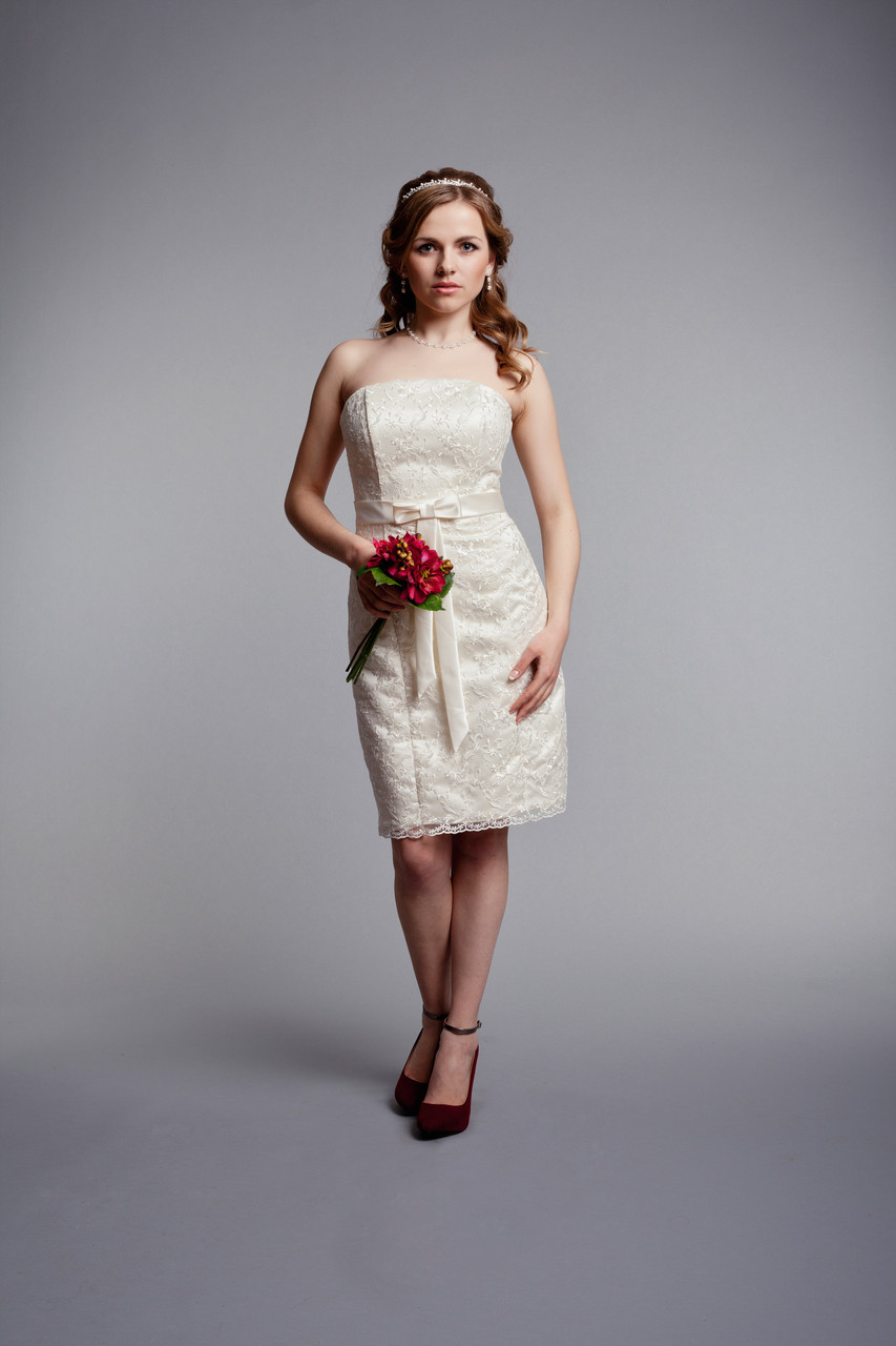 Короткий мереживне весільне плаття кольору айворі