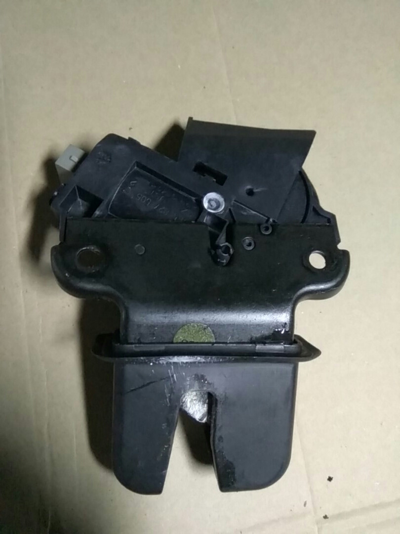 Замок нижній кришки багажника vw passat b6 , фото 1