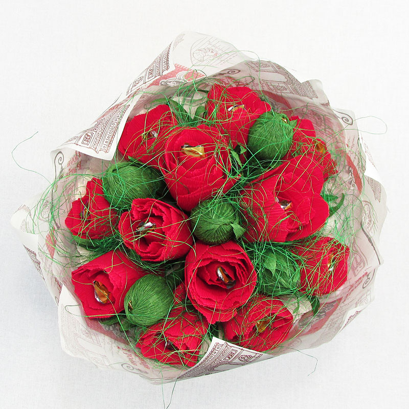 букет из конфет розы. небольшой букет из конфет. букет из гофры. букет из гофрированной бумаги. букет из гофры.