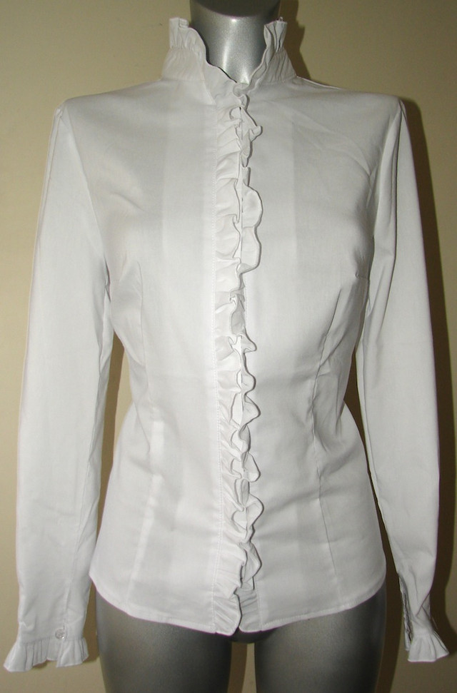 Белая женская офисная блузка с рюшами Р22