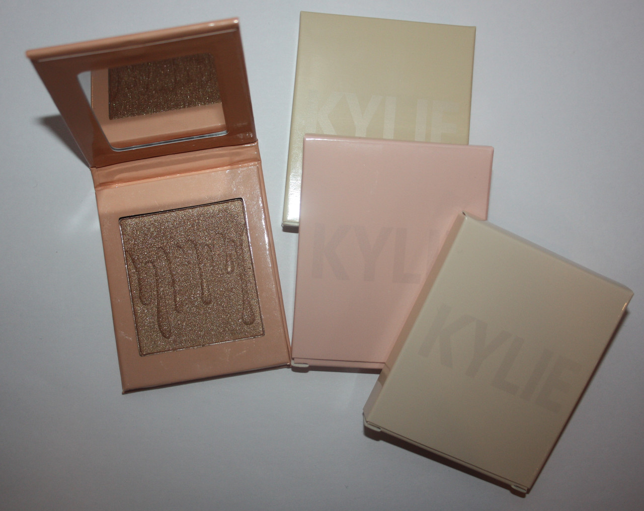 Хайлайтер KYLIE JENNER PRESSED POWDER BLUSH