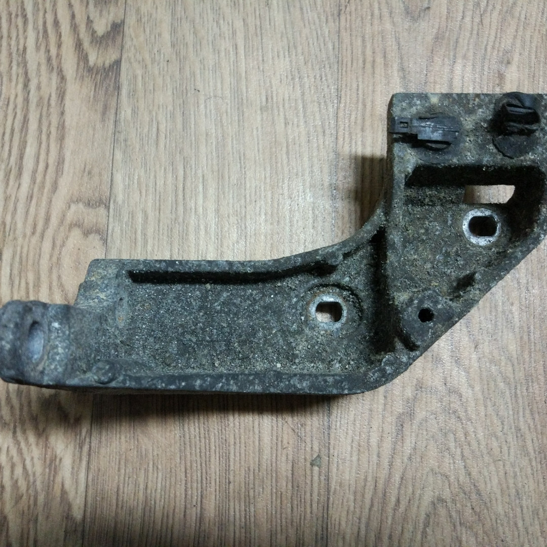 Кронштейн двигуна (ТНВД) Renault Trafic, Opel Vivaro 1.9, 2001-2006, 8200313636 (Б/У)