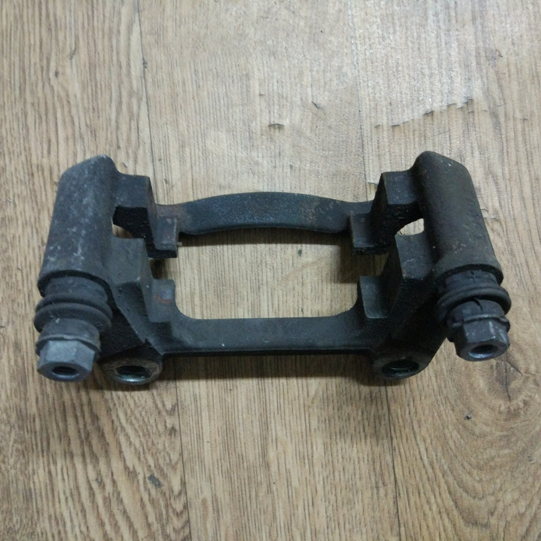 Скоба супорта заднього Renault Trafic, Opel Vivaro 2001-2014, 7701050917 (Б/У)