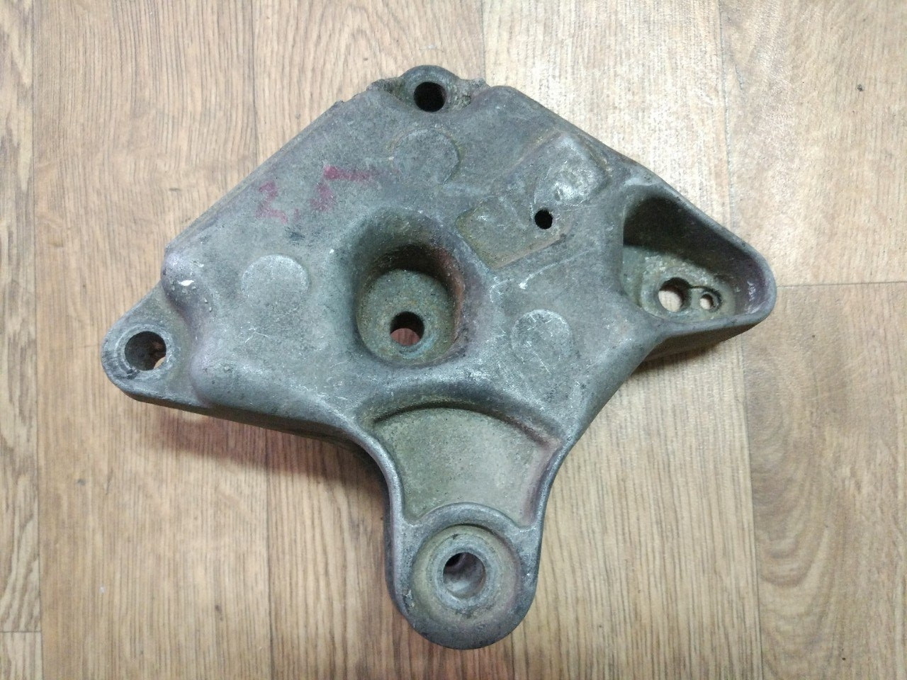 Кронштейн двигуна правий (верхній, правий) ДЕФЕКТ Renault Trafic, Opel Vivaro 2.5, 2003-2014, 8200303454 (Б/У)