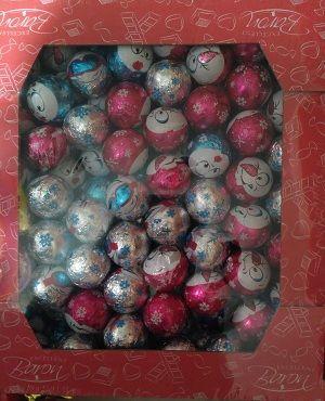 Шоколадные конфеты новогодние шарики для детей Baron 1,7 кг в коробе 2025 год - фото 3 - id-p611060445