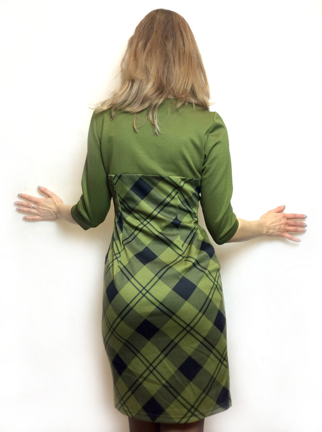 Оливковое платье комби П175