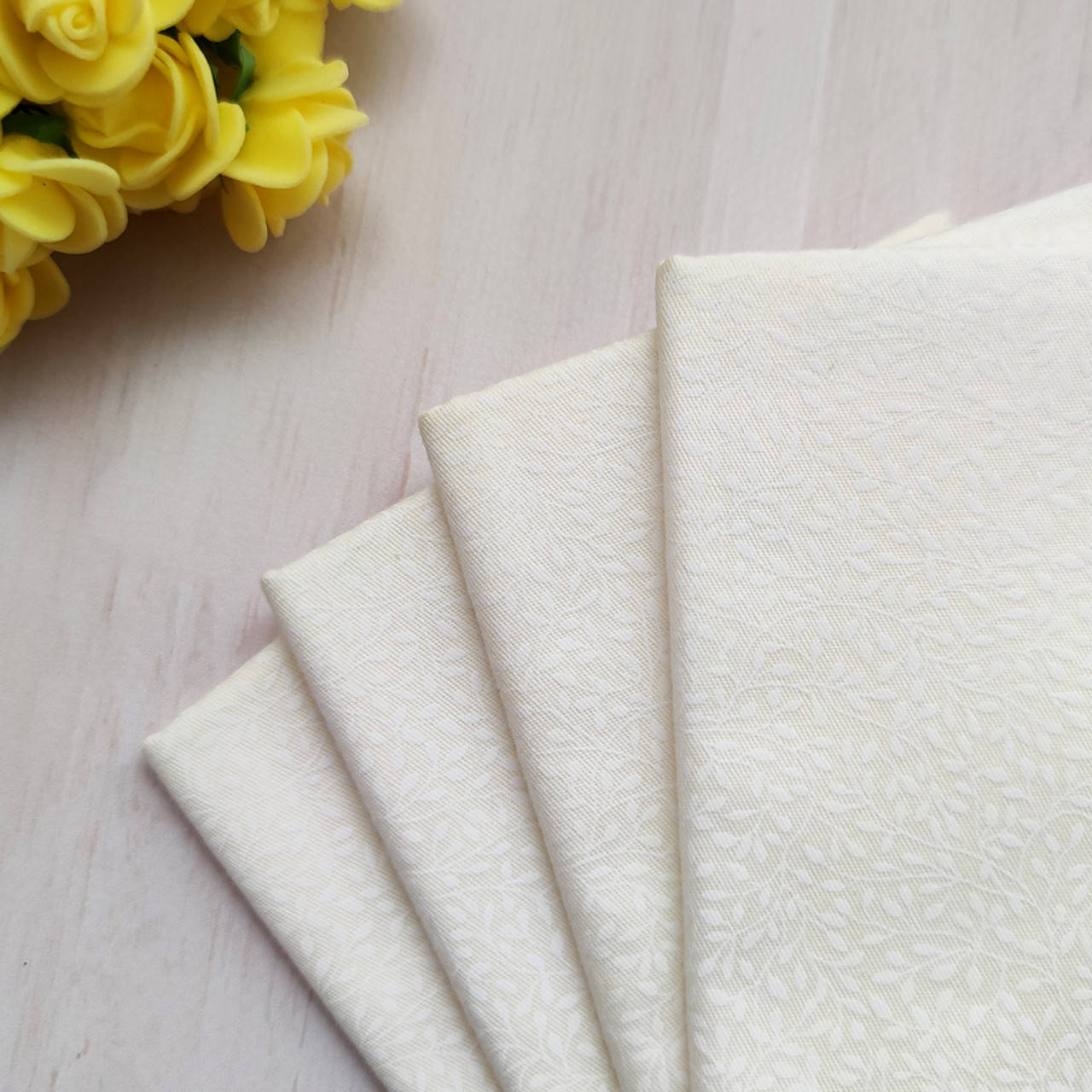 

Ткань хлопок для рукоделия "Мелкие листики" на молочном фоне