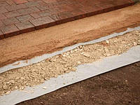 Як укласти геотекстиль під тротуарну плитку