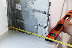 Снимаем размеры глубины вертикальных откосов в нижней и верхней точках.