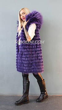 Модний жилет фіолетового кольору з хутра єнота-альбіноса з капюшоном