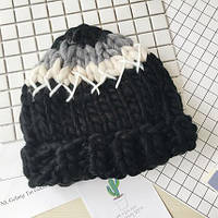 Женская шапка крупной вязки из шерсти мериноса трехцветная черная