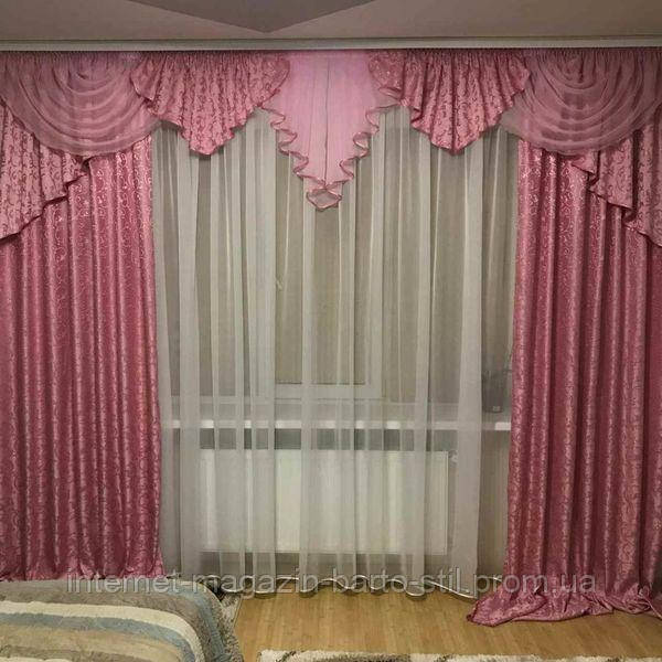Комплект ламбрекен со шторами розового цвета.