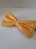 Жовтий метелик під смокінг