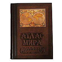 Книга в шкіряній палітурці прикрашена художнім тисненням і гравюрою розписаною вручну "Атлас світу"