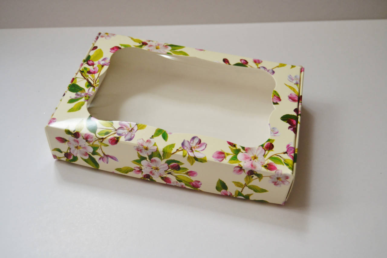 

Коробка для упаковки, 15*15*3см, колір- молочний+яблуневий цвіт