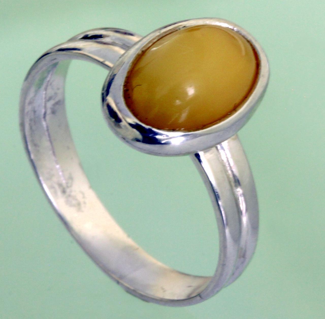 Срібний перстень з бурштином