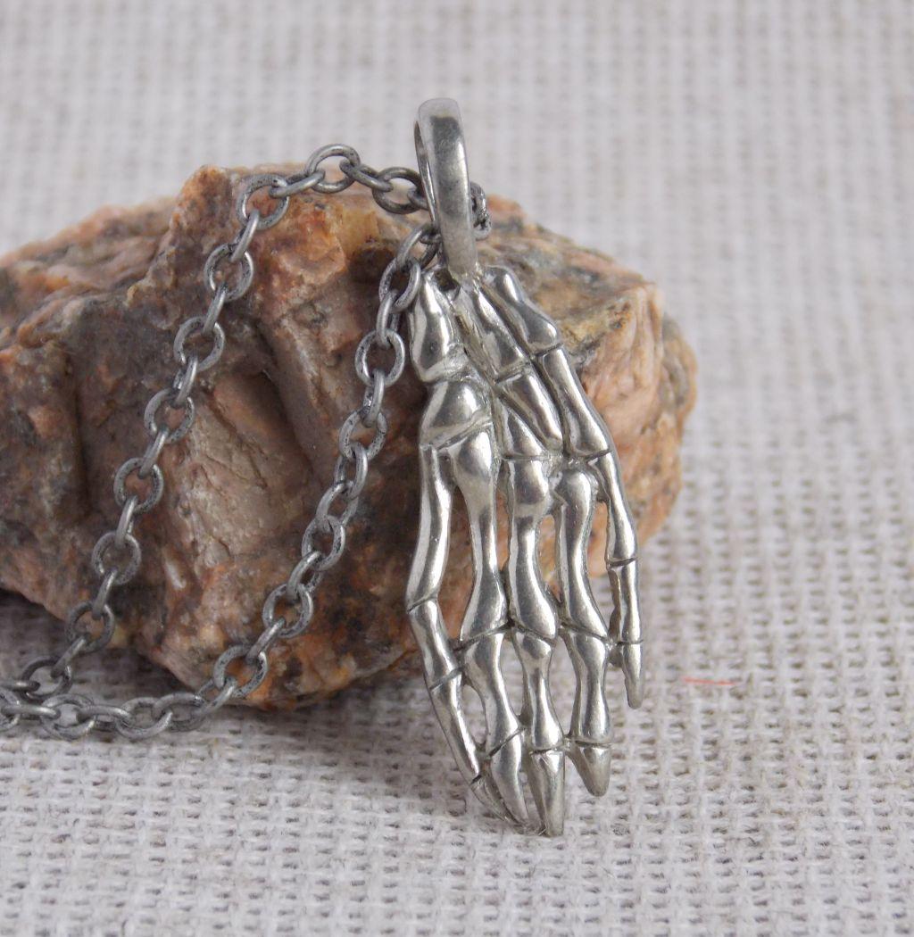 Кулон Рука скелета сріблястий в готичному стилі, фото 1