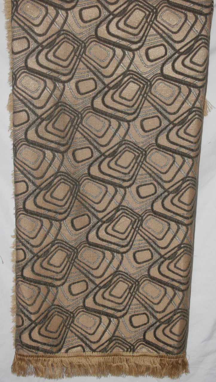 Ромби покривала на двоспальне ліжко, великий диван і два крісла бежевого кольору