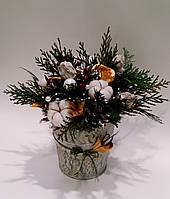 Зимова композиція з ялівцем і бавовною.