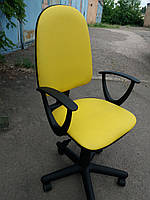 Крісло офісне б/у. Кож.зам Цвет:желтый