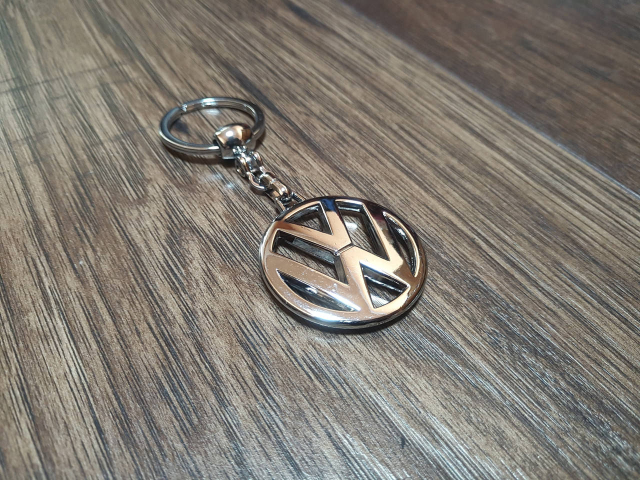 

Брелок VW (большой) с логотипом хромированный