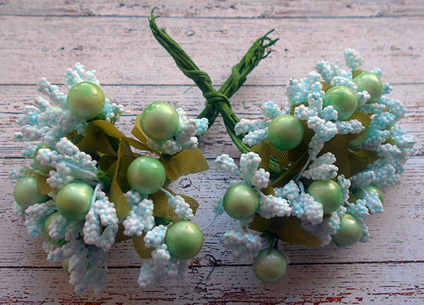 

Букетик 10-12 гілочок в пучку . З великою пінопластовою бусиною. Світла оливка. 205-07