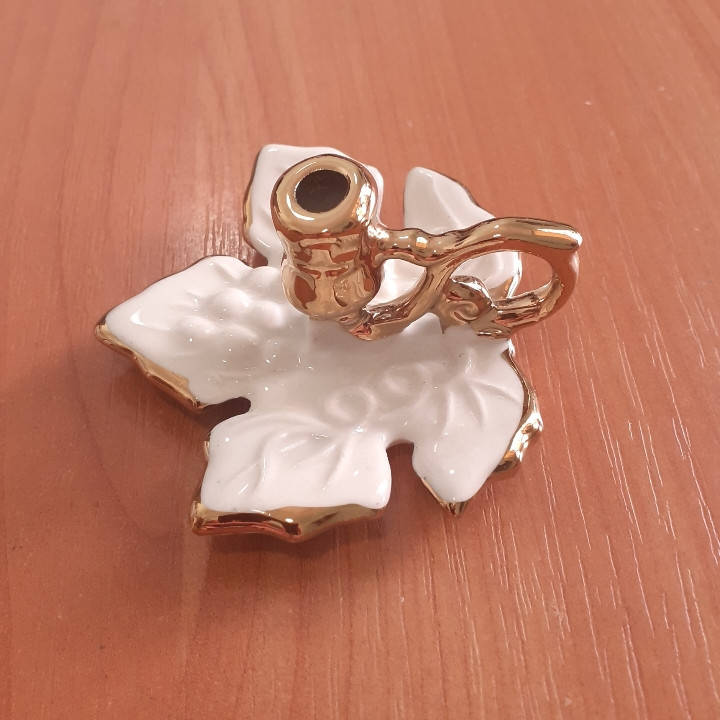 

Подсвечник листик белый