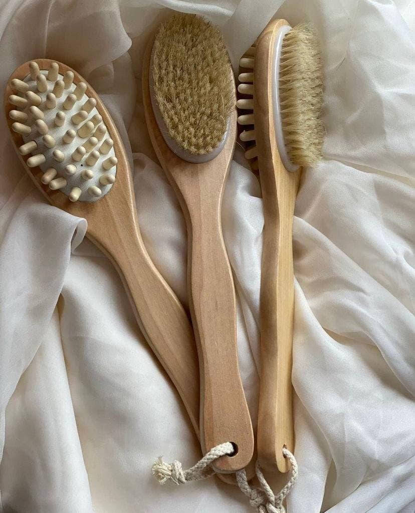 

Щетка для сухого массажа на деревянной литой ручке антицеллюлитная