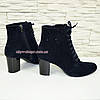 Черевики жіночі сині замшеві на стійкому каблуці, декоровані накаткою каменів, фото 3