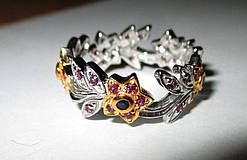 Квітковий персень "Квіти" з гранатом і сапфірами, розмір 18,8