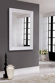 Дзеркало в блискучій білій рамі