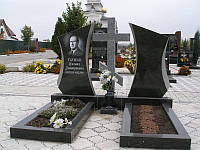 Памятник с православным крестом на двоих.