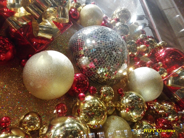 ЦУМ Київ-2017 Дзеркальні півсфери у вітрині