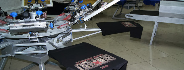 Шелкотрафаретная печать на футболках Шелкография на одежде