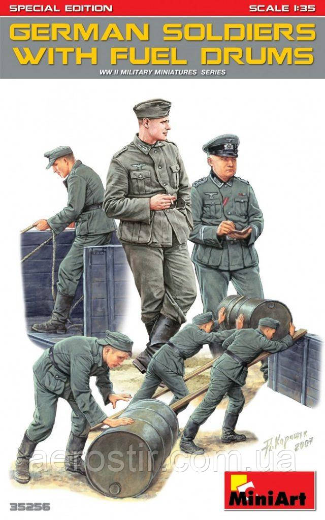 Німецькі солдати з паливними баками 1/35 MiniART 35256