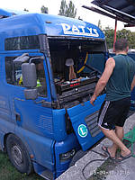 замена лобового стекла на грузовике MAN TGA XXL в Киеве