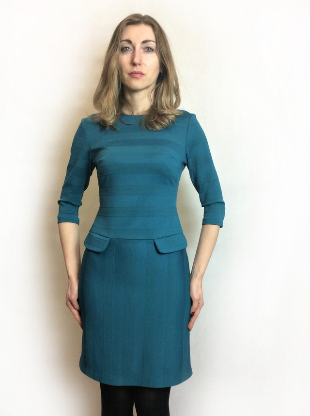 Бирюзовое платье-футляр с клапанами П182