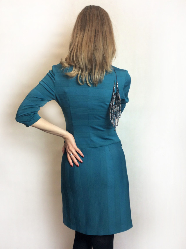Бирюзовое платье-футляр с клапанами П182