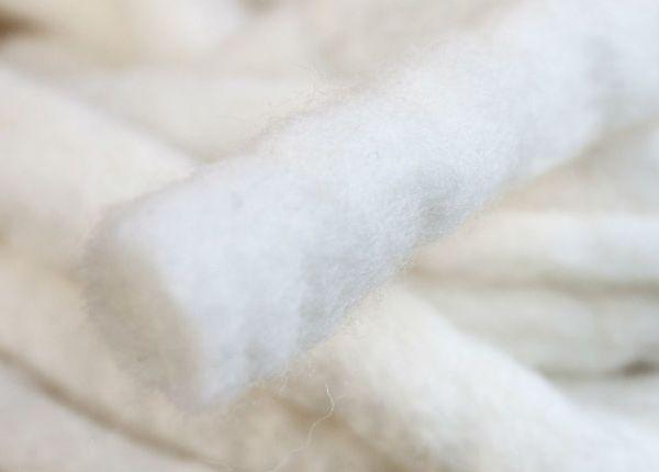 Товста пряжа ручного пасма. 100% шерсть 21-23 мкрн. Колір: Білий.