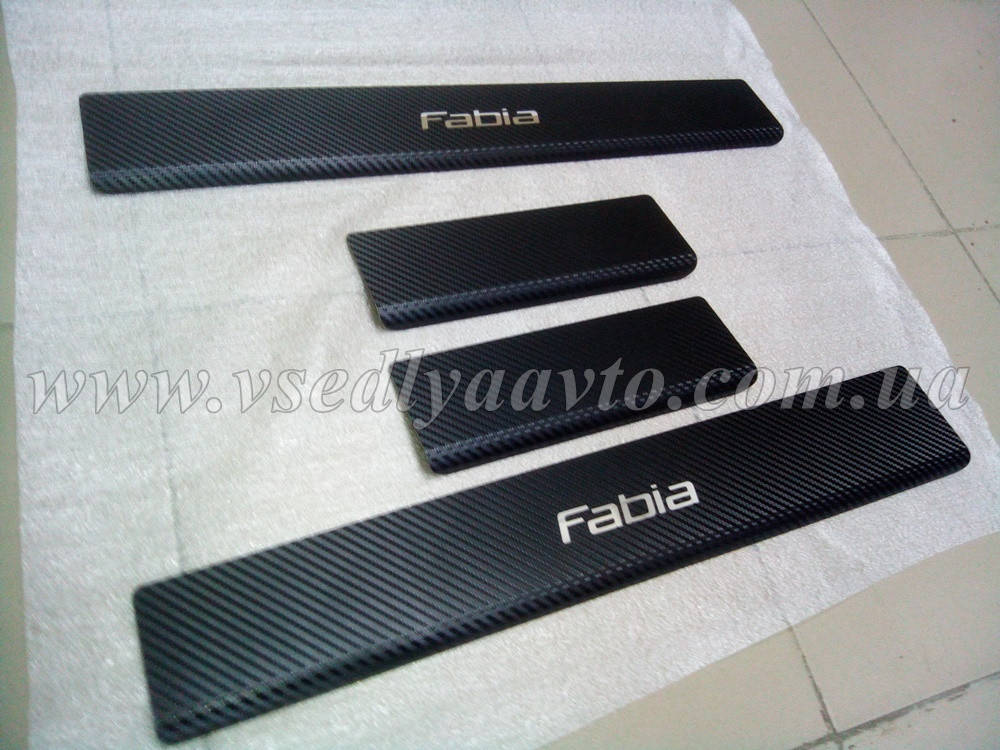 

Накладки на пороги Skoda Fabia II с 2007 г. (Carbon)