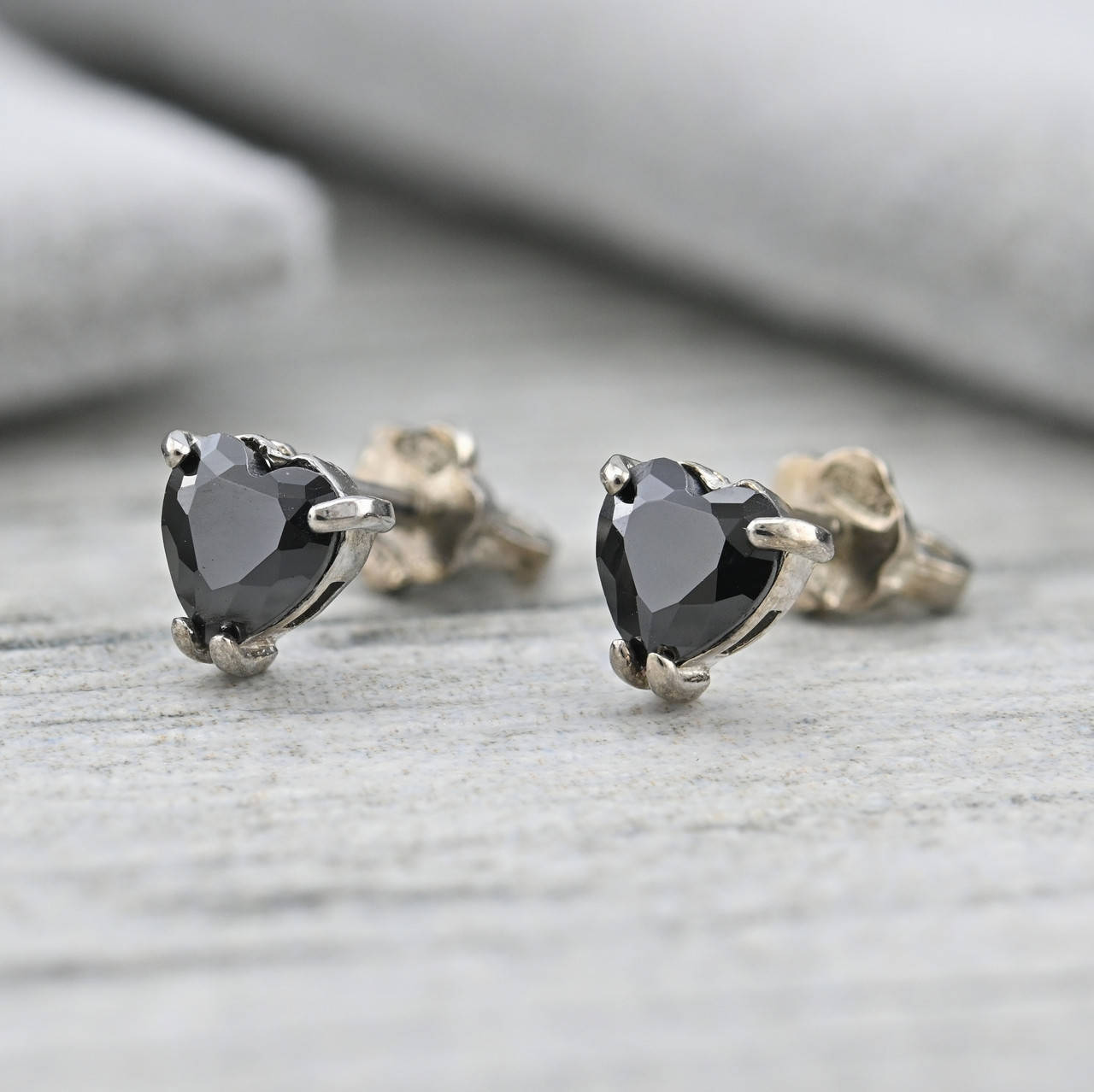 

Серебряные серьги гвоздики ps333e черные фианиты размер 6х6 мм вес 1.14 г