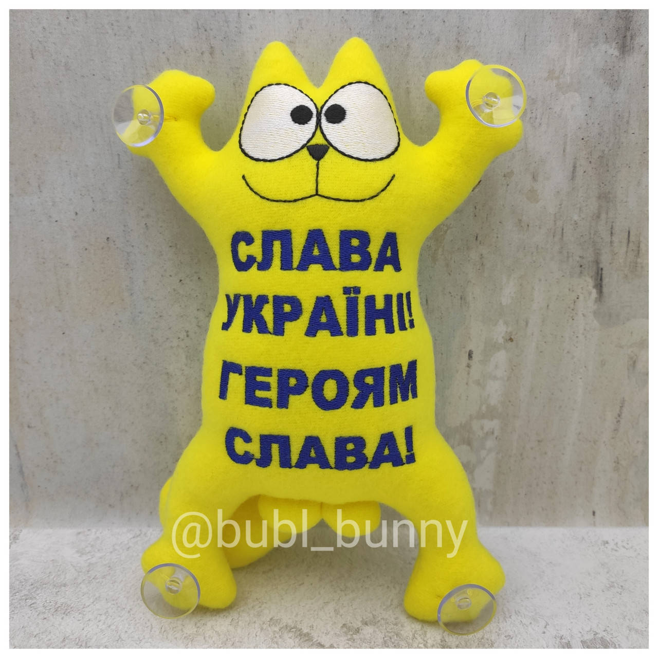 

Мягкая игрушка кот Саймона в авто на присосках "Слава Україні! Героям Слава!"
