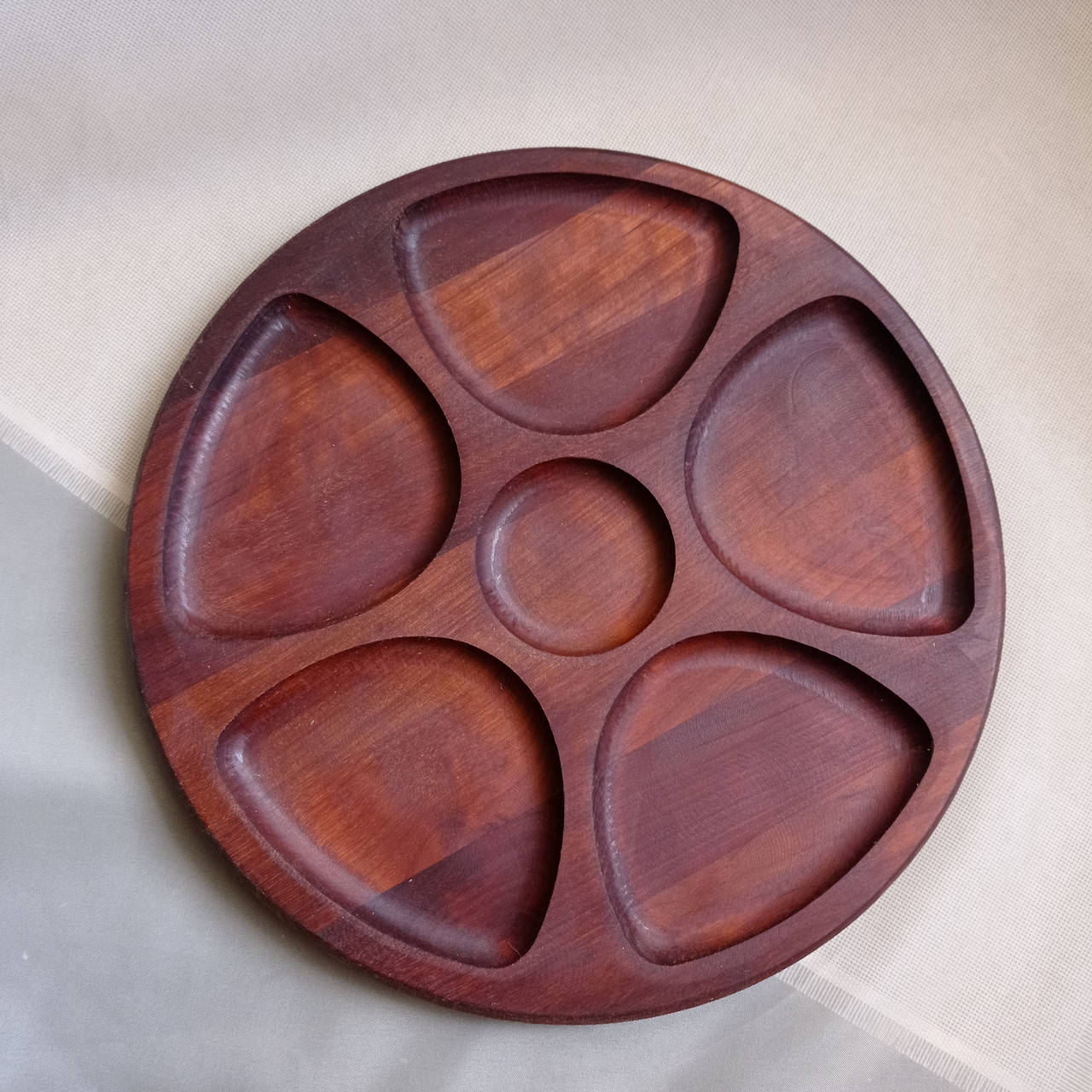 

Темная менажница 30 см. из дерева черешни, доска для подачи блюд круглая на 6 секций, Натуральный