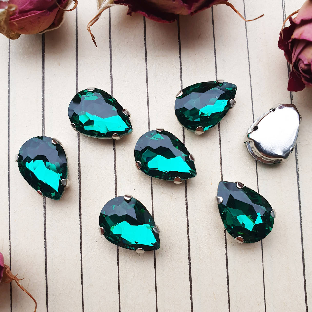 

Стрази в цапах, крапля 10*14 мм, колір Green Zircon