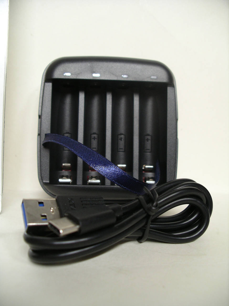 

Зарядное устройство XTAR BC4 для аккумуляторов Li-ion 1.5V и NiMH 1.2V